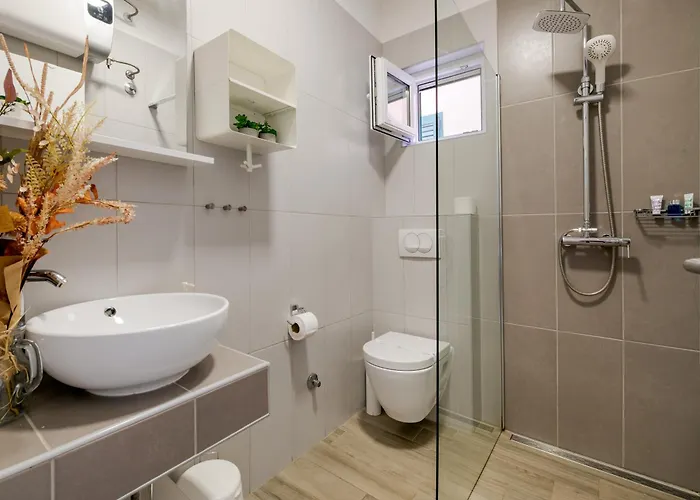 Charming Renovated Next To The Sea